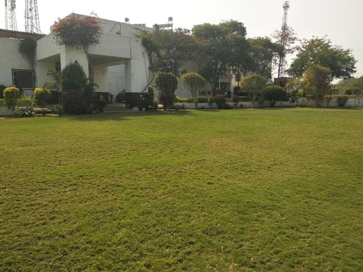 萨达南德酒店 Ankleshwar 外观 照片