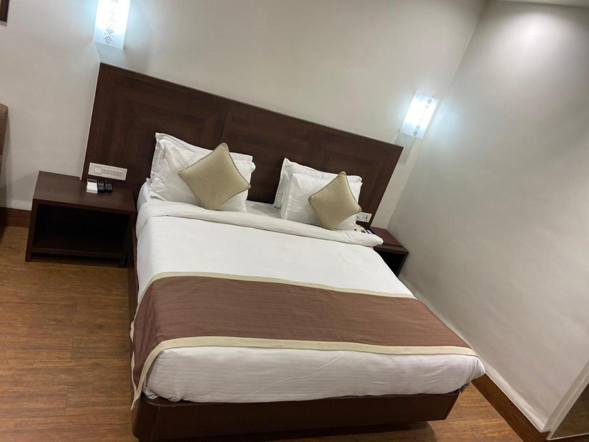 萨达南德酒店 Ankleshwar 外观 照片